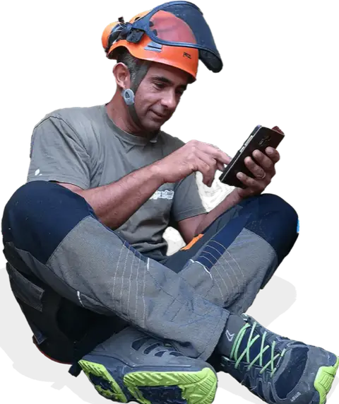 Jonathan, casque sur la tête, répond à un message sur son téléphone